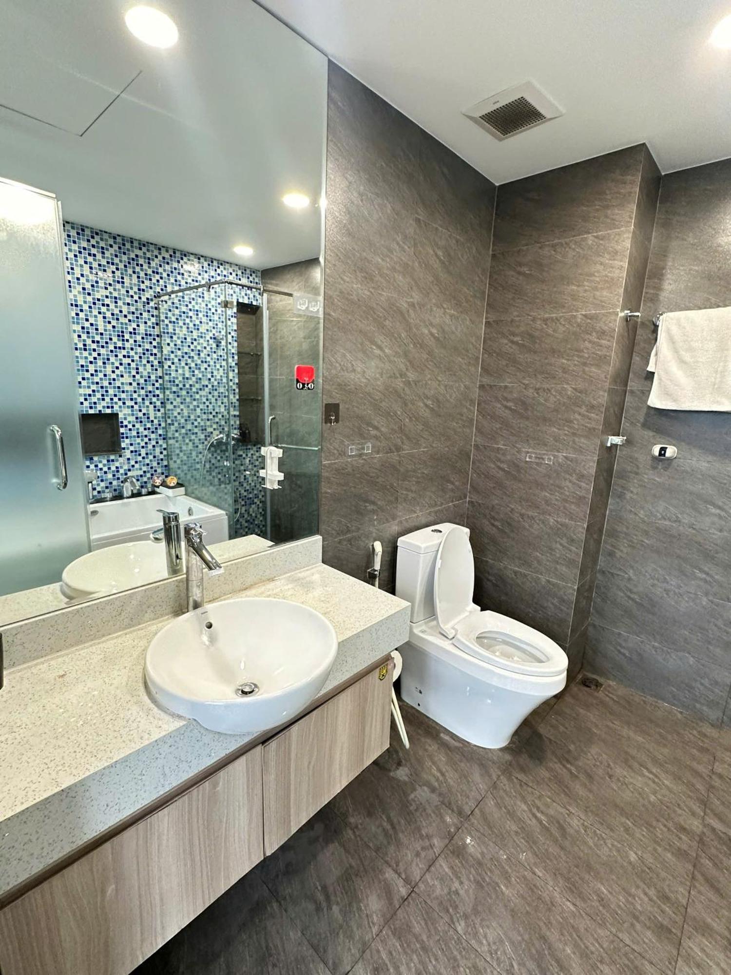 Luxe Paradise Residence Truc Bach Hanoi Buitenkant foto